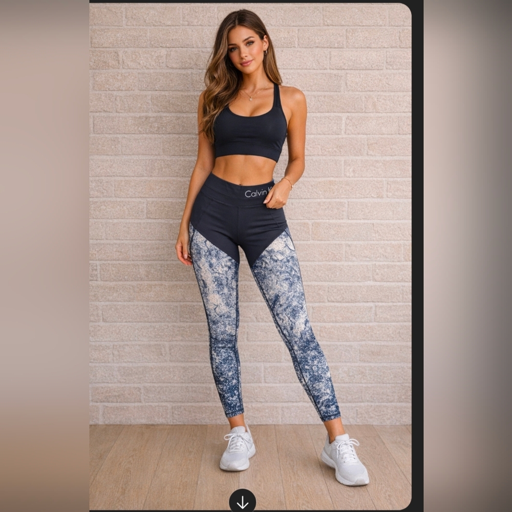 Calvin Klein Women's Navy and White Patterned Leggings
